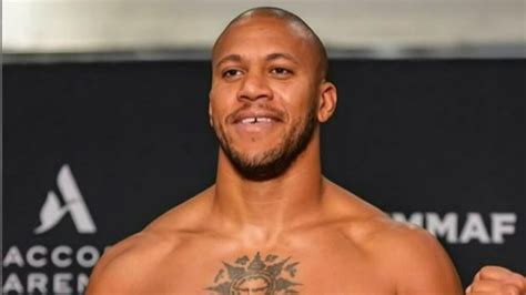 Ciryl Gane Undergoes Hand Surgery, Lays Out Return Date.